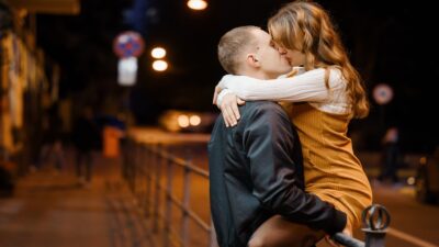 άντρες γυναίκες ζευγάρι στον δρόμο