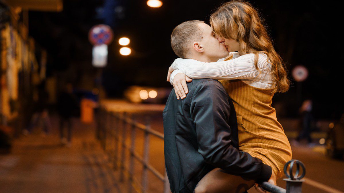 άντρες γυναίκες ζευγάρι στον δρόμο