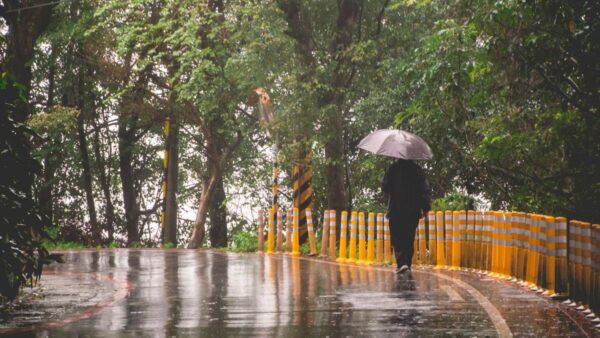 μια κοπέλα στη βροχή