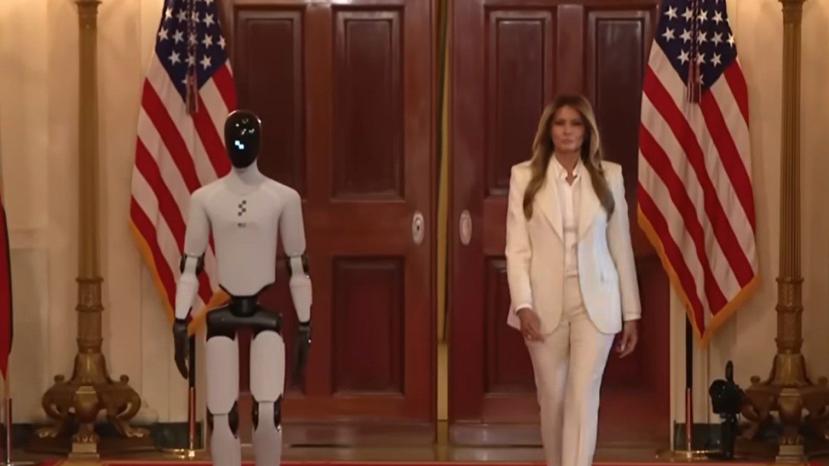 Η Μελάνια Τραμπ περπατά δίπλα σε ρομπότ στον Λευκό Οίκο