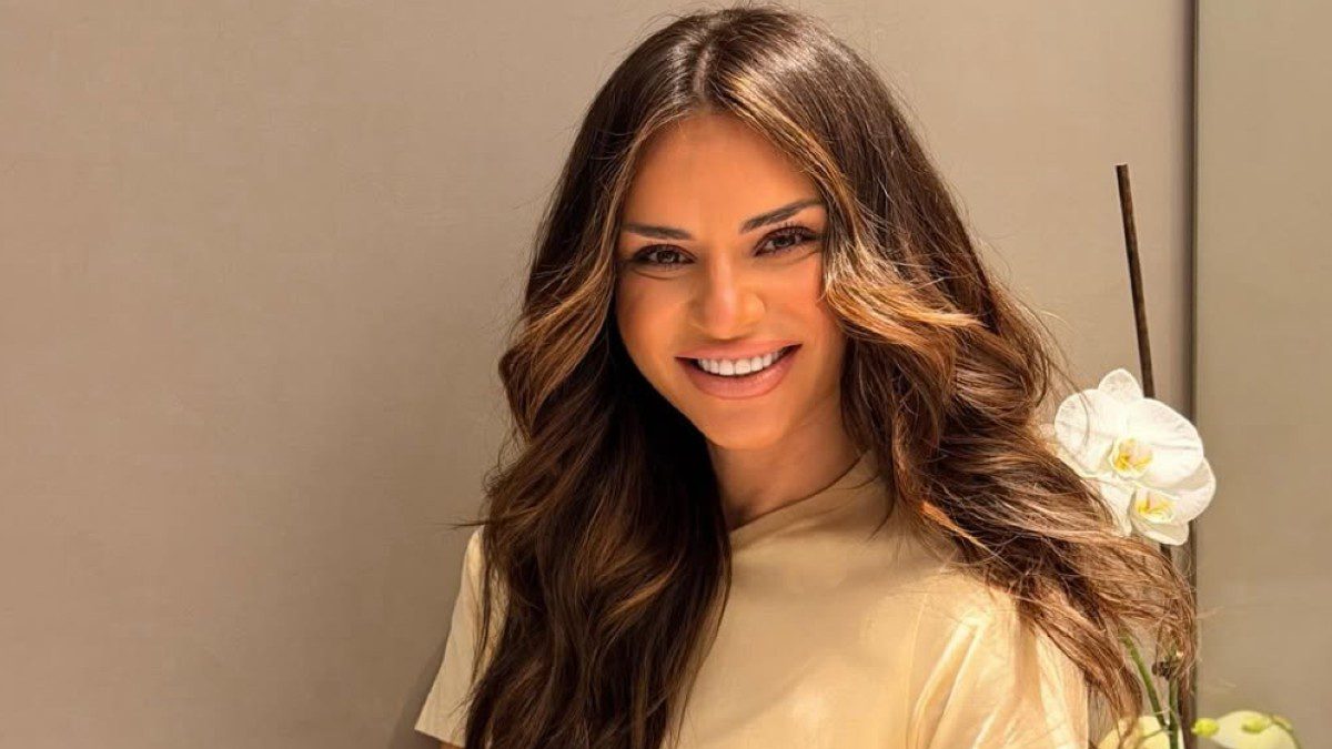 Η Ελένη Τσολάκη με μπλουζάκι