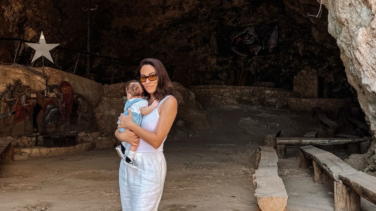 Η Ευρυδίκη Βαλαβάνη αγκαλιά με τον γιο της