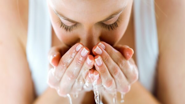 Με θαλασσινό νερό κοπέλα καθαρίζει το πρόσωπό της