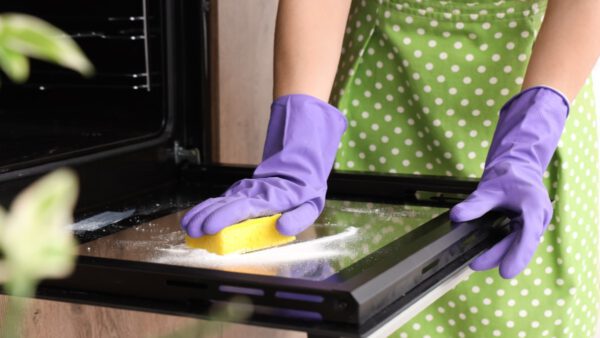 γρατζουνιές σε φούρνο καθαρίζει γυναίκα