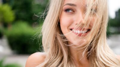 Γυναίκα με ξανθά μαλλιά