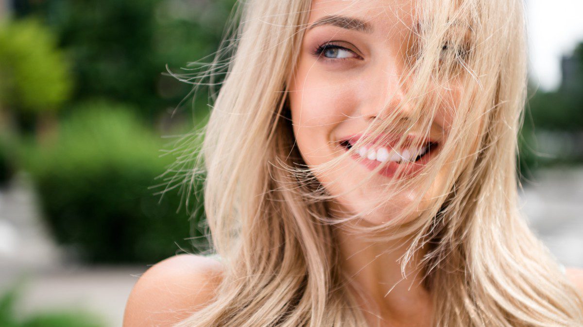 Γυναίκα με ξανθά μαλλιά